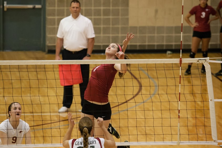 'Roo Volleyball Closes Season with 3-2 Victory