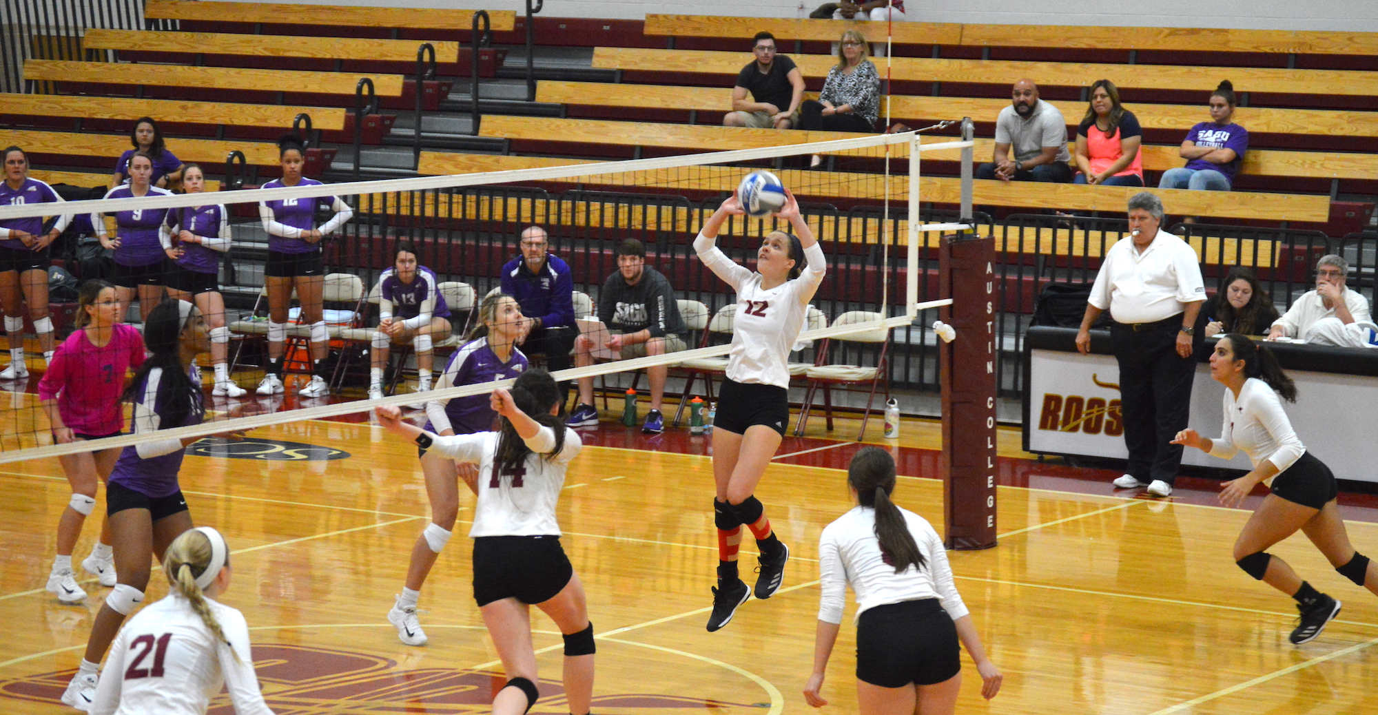 Volleyball Holds Off SAGU in Five Set Win