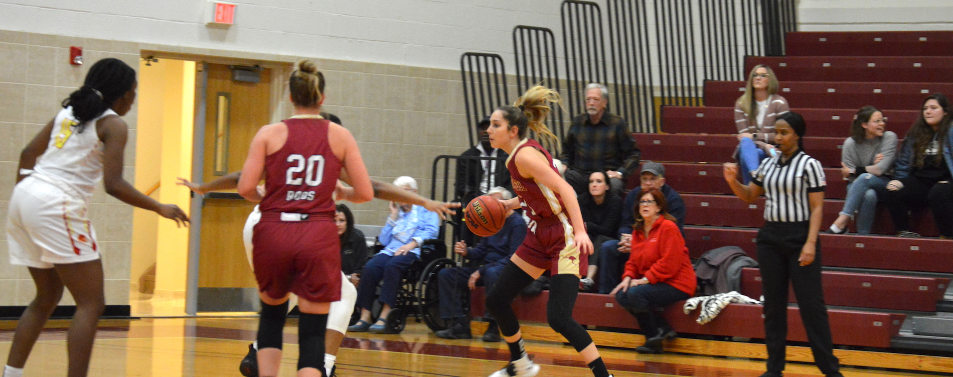 Women's Hoops Holds Off St. Thomas
