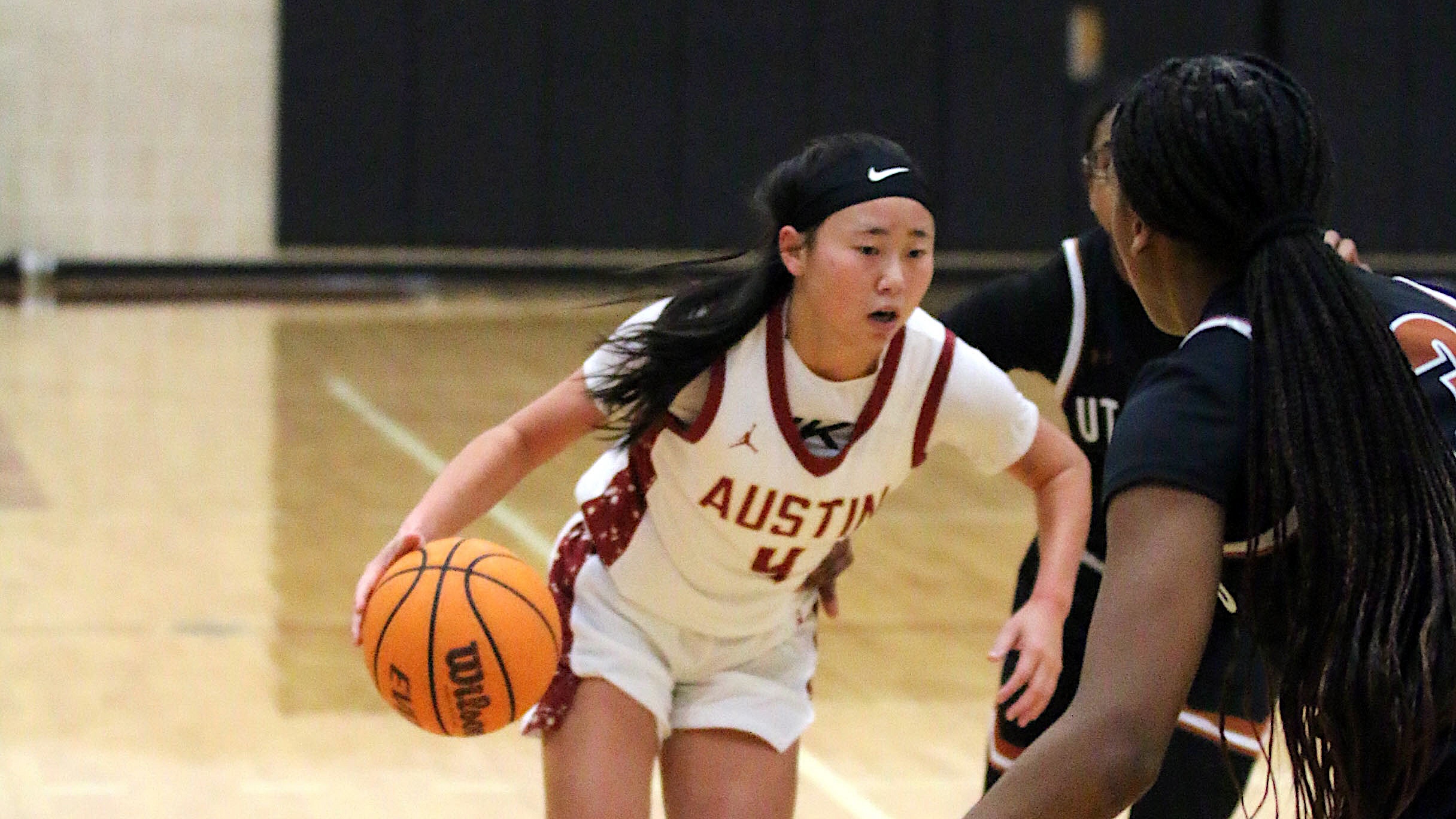 ac women's basketball grace moothart in action