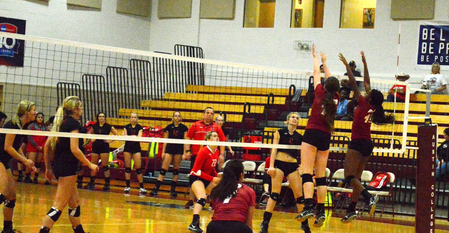 Volleyball Wins Two to Close Out Cross-Divisional