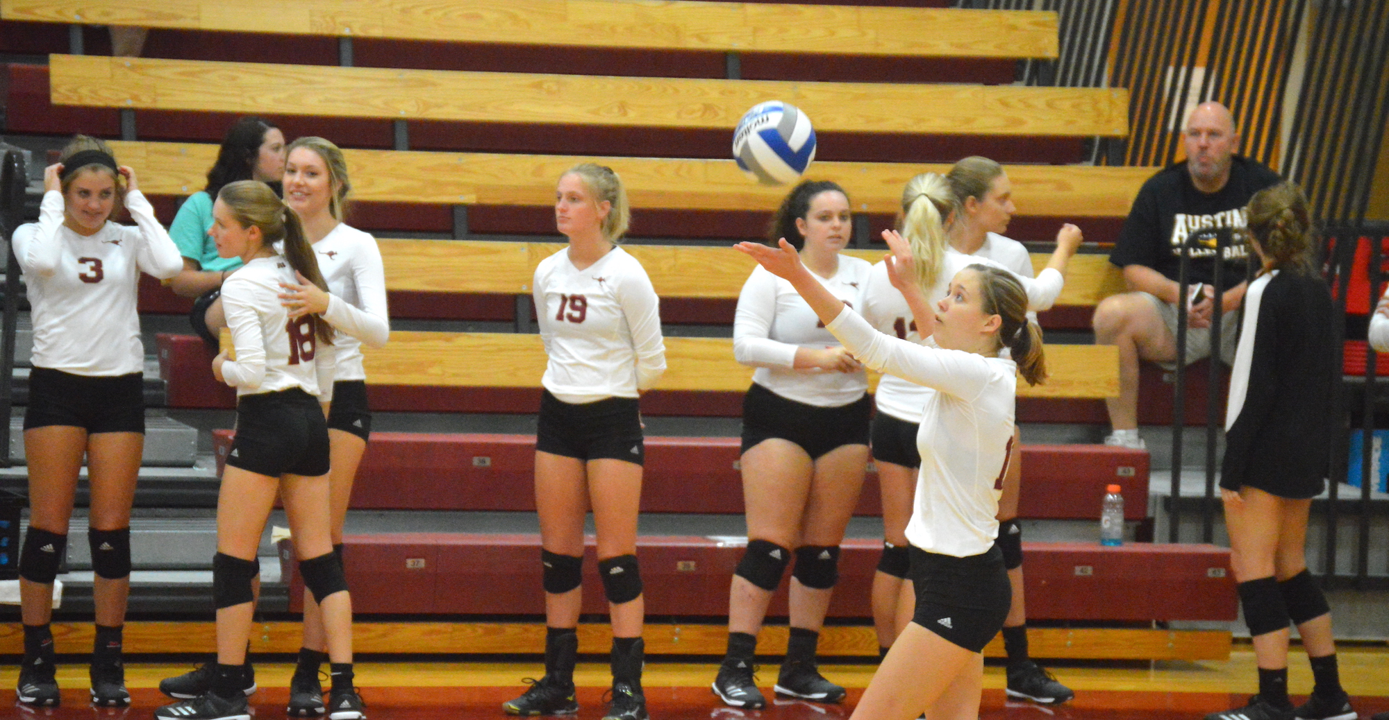 Volleyball Splits on Day One of Austin College Classic