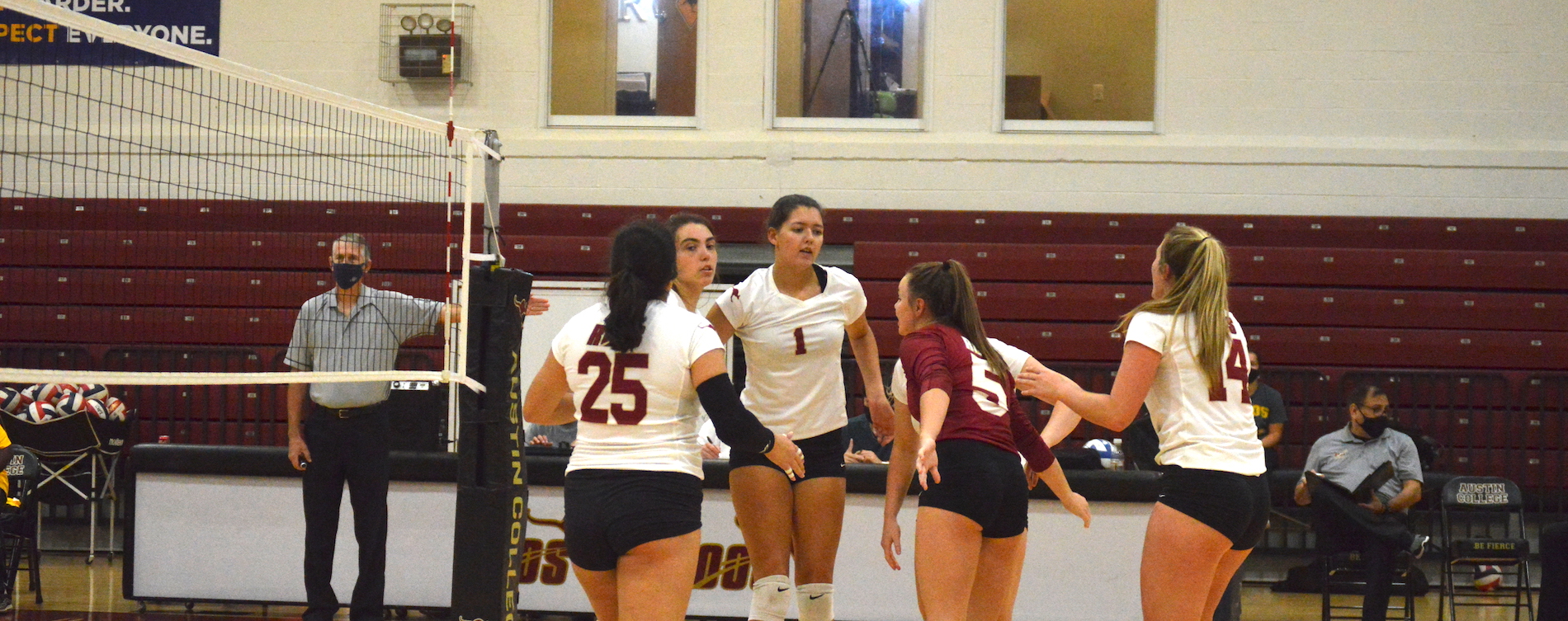 Austin College Volleyball Splits with Westminster and Rhodes